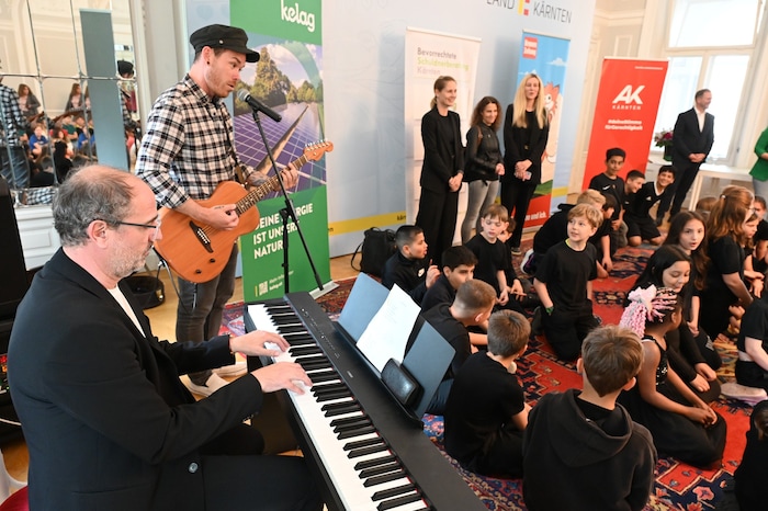 Direktor Michael Hansche und Matthias Ortner umrahmten die Preis- verleihung musikalisch mit dem Chor der VS 12 in Klagenfurt. 