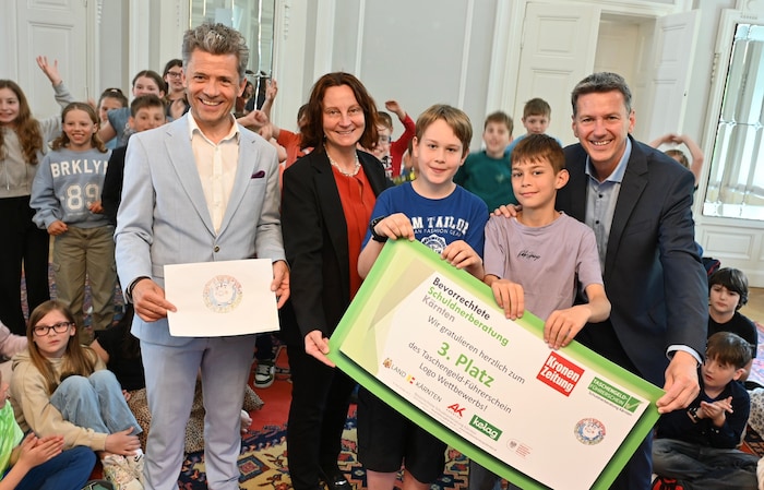 Andreas Pregl, Isabella Penz mit den Drittplatzier- ten Marco Pfeifer und Maximilian Waldner sowie Daniel Fellner (von links). 