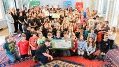 Mehr als Hundert Schüler wurden im Spiegelsaal der Landesregierung mit Preisen überrascht