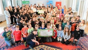 Mehr als Hundert Schüler wurden im Spiegelsaal der Landesregierung mit Preisen überrascht