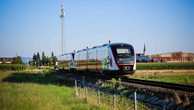 Der Triebwagen hat den Pkw erfasst. (Symbolbild) (Bild: Pressefoto Scharinger/Daniel Scharinger)
