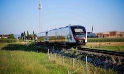 Der Triebwagen hat den Pkw erfasst. (Symbolbild)