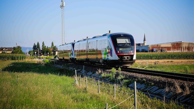 Der Triebwagen hat den Pkw erfasst. (Symbolbild)