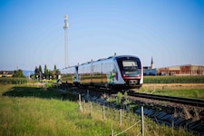 Der Triebwagen hat den Pkw erfasst. (Symbolbild)