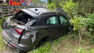 Die beiden Beifahrerinnen mussten mit der Bergeschere befreit werden.