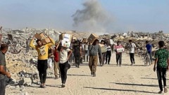 Palästinenser mit Essenspaketen im Gazastreifen (Symbolbild)
