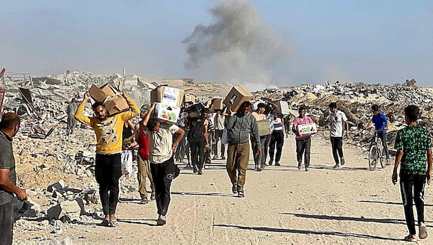 Palästinenser mit Essenspaketen im Gazastreifen (Symbolbild)
