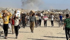Palästinenser mit Essenspaketen im Gazastreifen (Symbolbild)