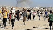 Palästinenserinnen und Palästinenser mit Hilfslieferungen im Gazastreifen (Archivbild)