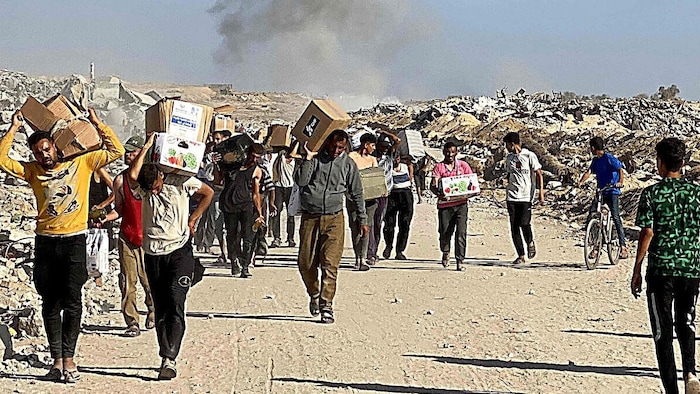 Bewohner im Gazastreifen, die ein paar der begehrten Hilfspakete ergattern konnten