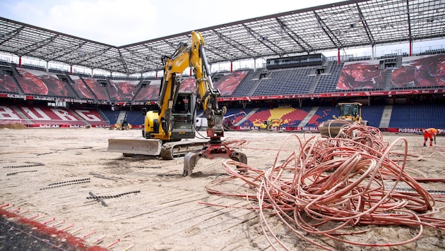 In der Red-Bull-Arena haben die Bagger aktuell das Sagen. 