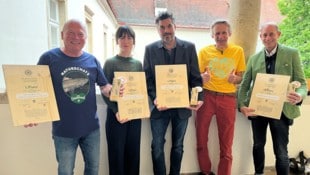 Die Gala fand Dienstagabend im Bildungshaus des Schlosses St. Martin in Graz statt. Die strahlenden Gewinner: Franz Keppel, Birgit Wassermann, Oliver Gebhardt, Christian Komposch und Wolfgang Lanner (von links). (Bild: Barbara Winkler)