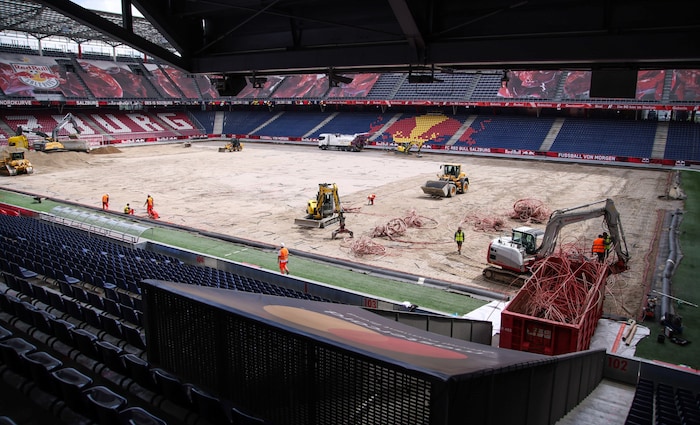 Kurz nach dem letzten Heimspiel sind in der Bullen-Arena die Bagger angerollt. 