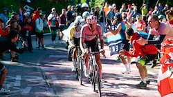 Isaac del Toro liegt beim Giro auch nach der 16. Etappe in Führung. (Bild: AFP/LUCA BETTINI)