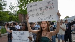 Studenten der Elite-Uni Harvard stellen in Protesten klar: „Harvard ist nicht Harvard ohne ausländische Studenten“ (Bild: AFP/RICK FRIEDMAN)