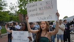 Studenten der Elite-Uni Harvard stellen in Protesten klar: „Harvard ist nicht Harvard ohne ausländische Studenten“ (Bild: AFP/RICK FRIEDMAN)
