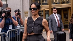 Diddys Ex-Assistentin Capricorn Clark sagte vor Gericht in New York übereinstimmenden Medienberichten zufolge aus. Sie brach dabei immer wieder in Tränen aus. (Bild: AFP/ADAM GRAY)