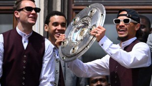 Leroy Sane (re.) wurde mit dem FC Bayern deutscher Meister.