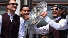 Leroy Sane (re.) wurde mit dem FC Bayern deutscher Meister.