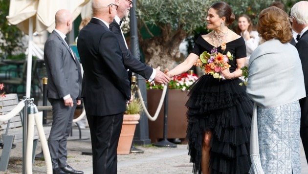 Kronprinzessin Victoria verzaubert in einem schwarzen Traumkleid von Selam Fessahaye und setzt mit Schmuck von Maria Nilsdotter ein starkes Fashion-Statement beim Polar Music Prize 2025. (Bild: Stefan JerrevÂng / TT News Agency / picturedesk.com)