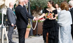 Kronprinzessin Victoria verzaubert in einem schwarzen Traumkleid von Selam Fessahaye und setzt ...