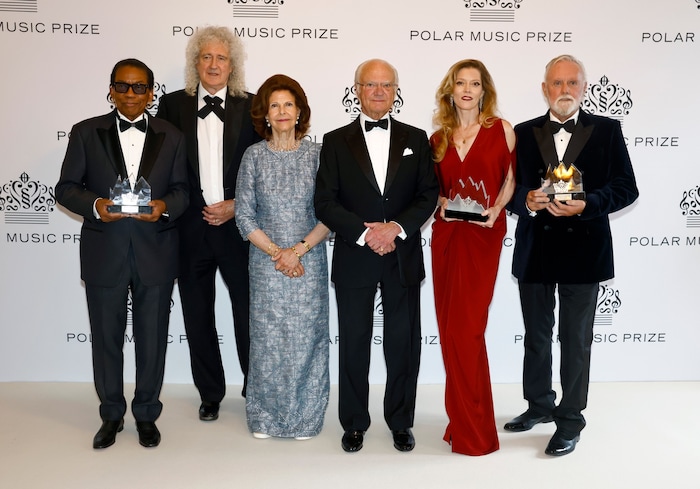 Die diesjährigen Polar-Music-Prize-Preisträger – Jazzlegende Herbie Hancock, Queen-Gitarrist Brian May und Schlagzeuger Roger Taylor sowie Sopranistin Barbara Hannigan – posieren mit dem schwedischen König Carl XVI. Gustaf und Königin Silvia bei der Verleihung 2025.