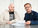 Stefan H. (links) hat einen langen Leidensweg hinter sich. Jürgen E. Holzinger von ChronischKrank (rechts) kritisiert das System.  (Bild: Wenzel Markus)