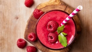 Die Verwendung von gefrorenen Himbeeren erzeugt einen angenehm kühlen Effekt, außerdem ergibt ...