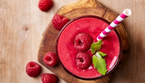 Die Verwendung von gefrorenen Himbeeren erzeugt einen angenehm kühlen Effekt, außerdem ergibt sich eine besonders cremige Konsistenz. (Bild: Baiba Opule)