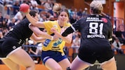 Patricia Kovacs (Hypo NÖ, Mitte) ist MVP der Saison. Alina Bohnen (re.) wird zur besten Kreisläuferin der Saison gekürt. (Bild: GEPA)