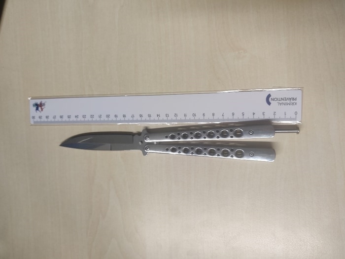 Mit dem Butterflymesser soll der Mann auf das Auto des Wieners eingestochen haben.