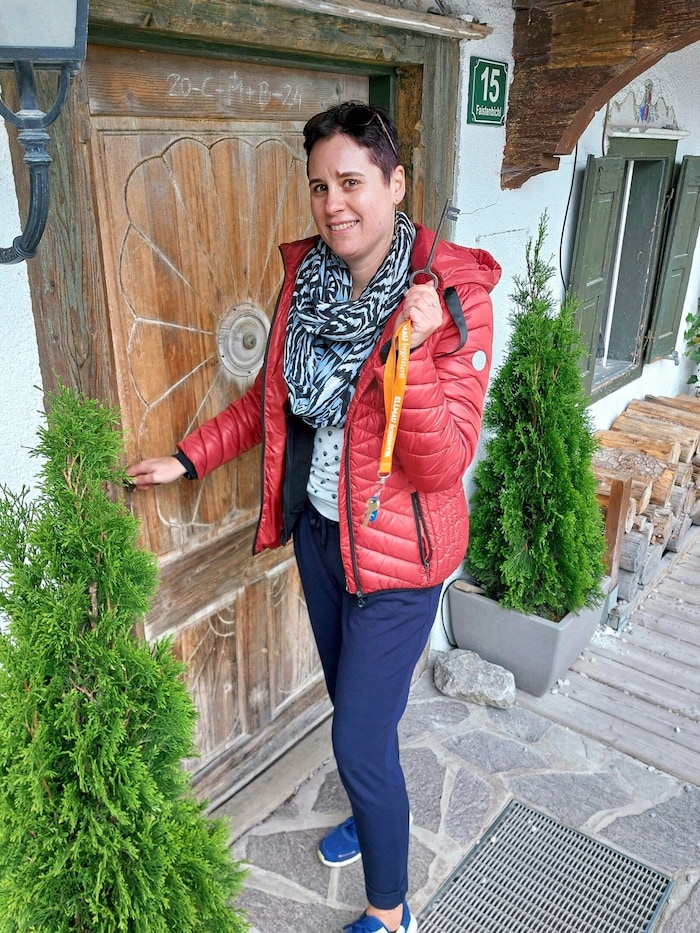 Elisabeth Salvador durfte bei ihrem Besuch die Arztpraxis von Dr. Gruber aufsperren.