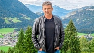 Hans Sigl – besser bekannt als der Bergdoktor „Martin Gruber“. Im Hintergrund sieht man die ...