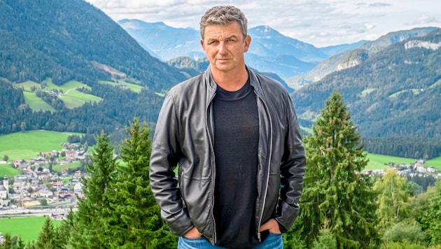 Hans Sigl – besser bekannt als der Bergdoktor „Martin Gruber“. Im Hintergrund sieht man die Gemeinde Söll.