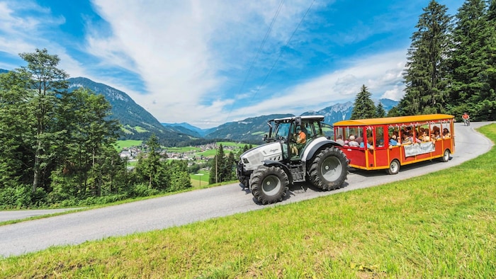 Mit dem Traktorzug zum „Gruberhof“