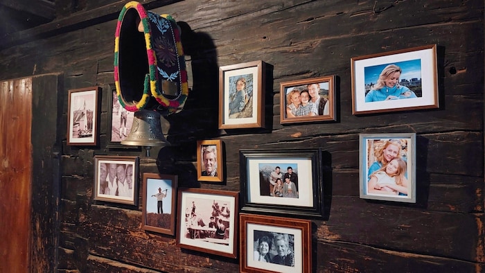... und Erinnerungsfotos der Serienfiguren an der Wand