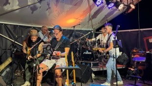 Die Bleiburger Kultband „Die Buben“ heizt am Unteren Hauptplatz ein. 