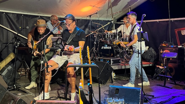 Die Bleiburger Kultband „Die Buben“ heizt am Unteren Hauptplatz ein. 