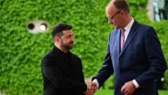 Bundeskanzler Friedrich Merz will den ukrainischen Staatschef Wolodymyr Selenskyj weiterhin mit ...