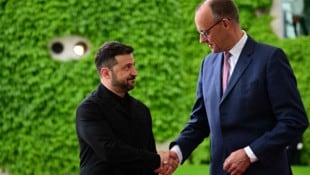 Bundeskanzler Friedrich Merz will den ukrainischen Staatschef Wolodymyr Selenskyj weiterhin mit ...