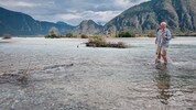 Gerhard Dörfler dort, wo er sich heute, mit 70, am wohlsten fühlt: im weitläufigen Flussbett des ...
