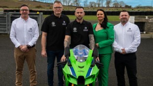 Trummer (Mitte) mit Teamchef McCracken (2.v.li.)