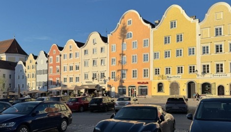 Am Schärdinger Stadtplatz gab ein 19-Jähriger zwei Schüsse ab (Bild: Constantin Handl, Krone KREATIV)