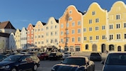 Am Schärdinger Stadtplatz gab ein 19-Jähriger zwei Schüsse ab (Bild: Constantin Handl, Krone KREATIV)