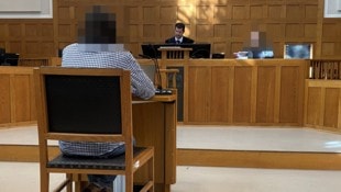 Der Angeklagte hatte seine eigene Version der Geschehnisse. Richter Martin Mitteregger glaubte ...