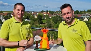 Echsenbachs Vize Christian Kletzl und Ortschef Andreas Straßer (v. li.) stoßen – mit ...