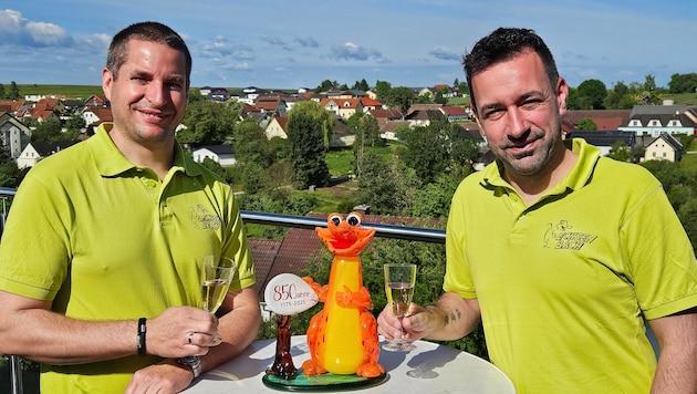 Echsenbachs Vize Christian Kletzl und Ortschef Andreas Straßer (v. li.) stoßen – mit ...