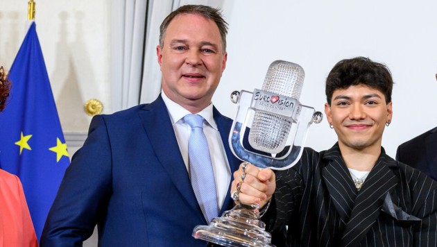 Babler und JJ posieren mit dem ESC-Pokal, bevor die Aussagen des Künstlers bekannt wurden. (Bild: EPA/MAX SLOVENCIK)