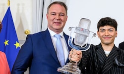Babler und JJ posieren mit dem ESC-Pokal, bevor die Aussagen des Künstlers bekannt wurden.