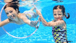 Badespaß und die Möglichkeit, dass Kinder schwimmen lernen, kommt Gemeinden (zu) teuer